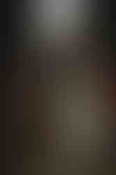 赤い手すりの階段に座る新郎と立つ新婦のポートレート・落ち着いたトーンのウェディングフォト