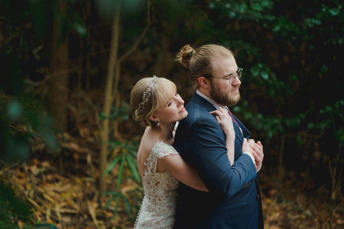 木々に囲まれて寄り添う新郎新婦のクローズポートレート・井の頭公園での自然な前撮り撮影