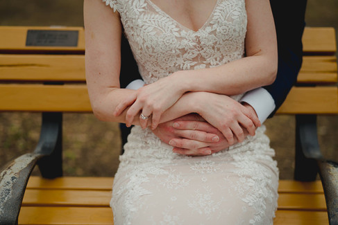 ウェディングドレスのレースと指輪が見える手元のクローズアップカット・自然な前撮り写真