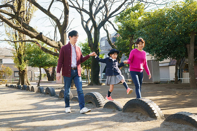 幼稚園の帰り道、毎日歩いた公園で家族写真を