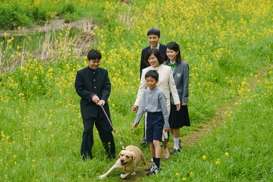 菜の花咲く野川公園を愛犬と歩く家族5人。春らしい笑顔あふれるロケーション撮影
