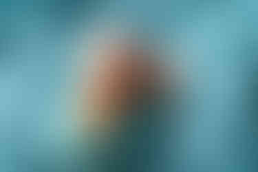 赤ちゃんをおくるみ巻きした人気のミノムシポーズ