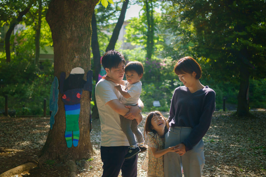 早朝の善福寺公園での家族写真撮影