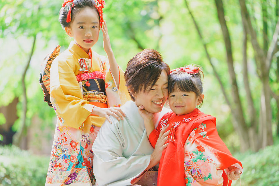 田母と姉妹が寄り添う田母沢御用邸の庭での七五三家族写真