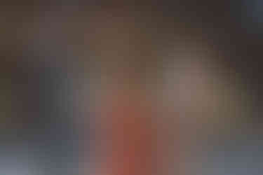 赤坂日枝神社の境内で両親に囲まれ微笑む七五三の女の子