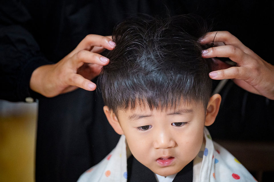 自宅で七五三のお支度をする5歳の男の子