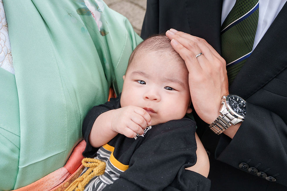 赤ちゃんを抱く両親のお宮参り撮影|立川 諏訪神社での家族写真