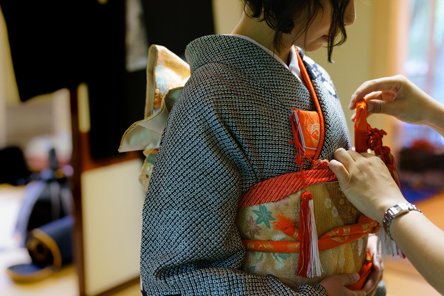 和装前撮りのため帯締めを整える手元のカット、軽井沢の別荘にて