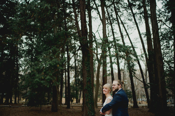 冬の公園の木立の中で寄り添う新郎新婦の自然なポートレート・吉祥寺ロケーションフォト撮影