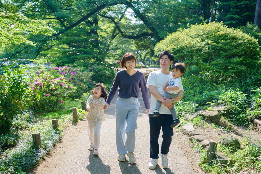 早朝の善福寺公園での家族写真撮影