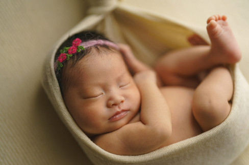 ママのお腹の中にいるようなニューボーンフォト