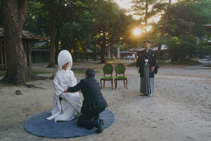 夕暮れ時間の明治神宮での結婚式