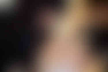 鏡に映る花嫁と美容師たち。緊張と期待が入り混じる支度中の一コマ。