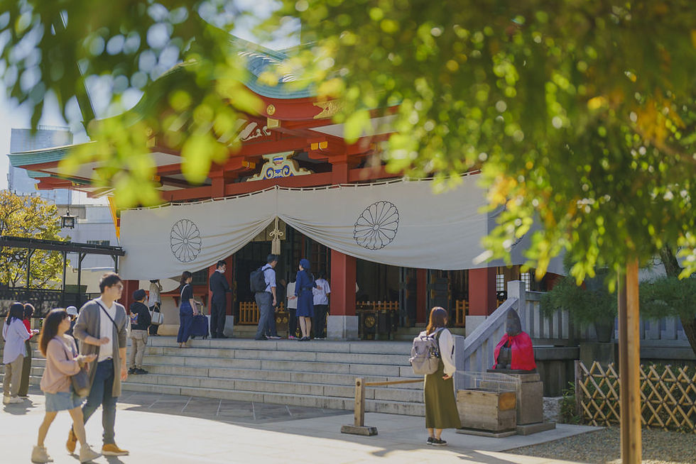 10月中旬の赤坂日枝神社本殿前の様子|七五三シーズンの境内風景