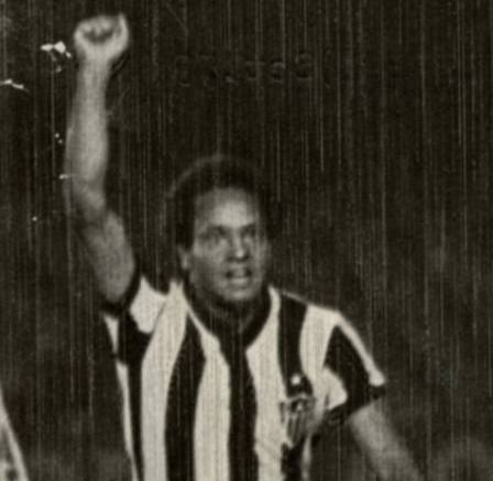 Reinaldo fazendo o gesto com a camisa do Atlético-MG