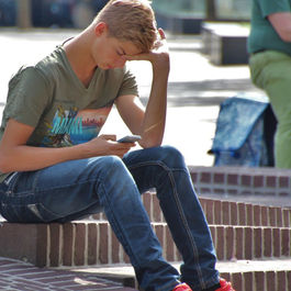 Puber jongere op smartphone