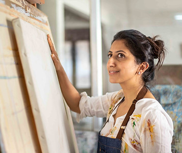 photo of Shreya Mehta at her easel