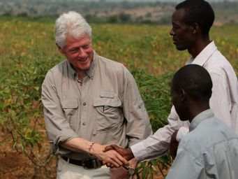 Outro escândalo: Fundação Clinton distribuídos medicamentos inúteis para pacientes com AIDS