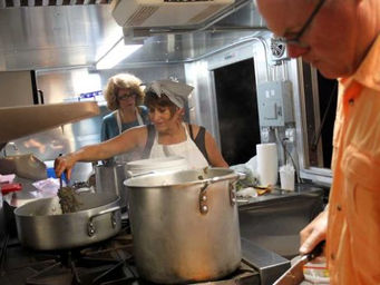 Cozinheiro chefe multado, enfrentando
$ 2000 multa para alimentar desabrigados em San Antonio!!!