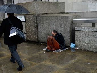 Sem Abrigo em Londres sobe em 79% desde 2010 - relatório