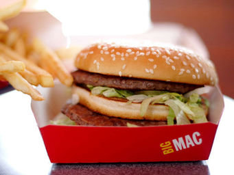 Lucros em ruínas, as vendas encolhendo: McDonald para fechar pelo menos 900 lojas