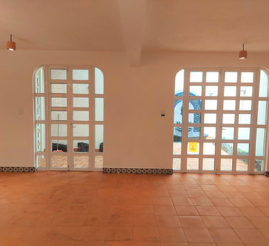 Corredor con arcos tradicionales en Casa Santa Maria
