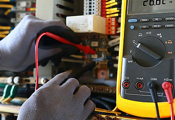 tecnico eletricista realizando medicação dos componentes de quadro eletrico