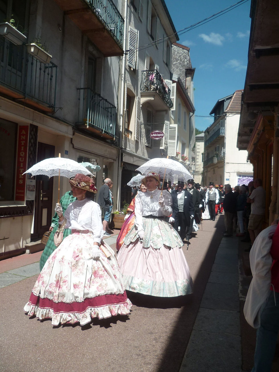 6 - L'impératrice Eugénie et son cortège