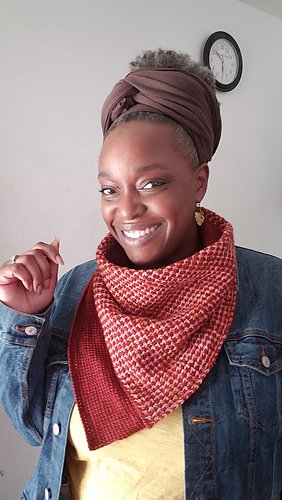 Natalie of Detroit Knots showcasing her Flipdana Cowl