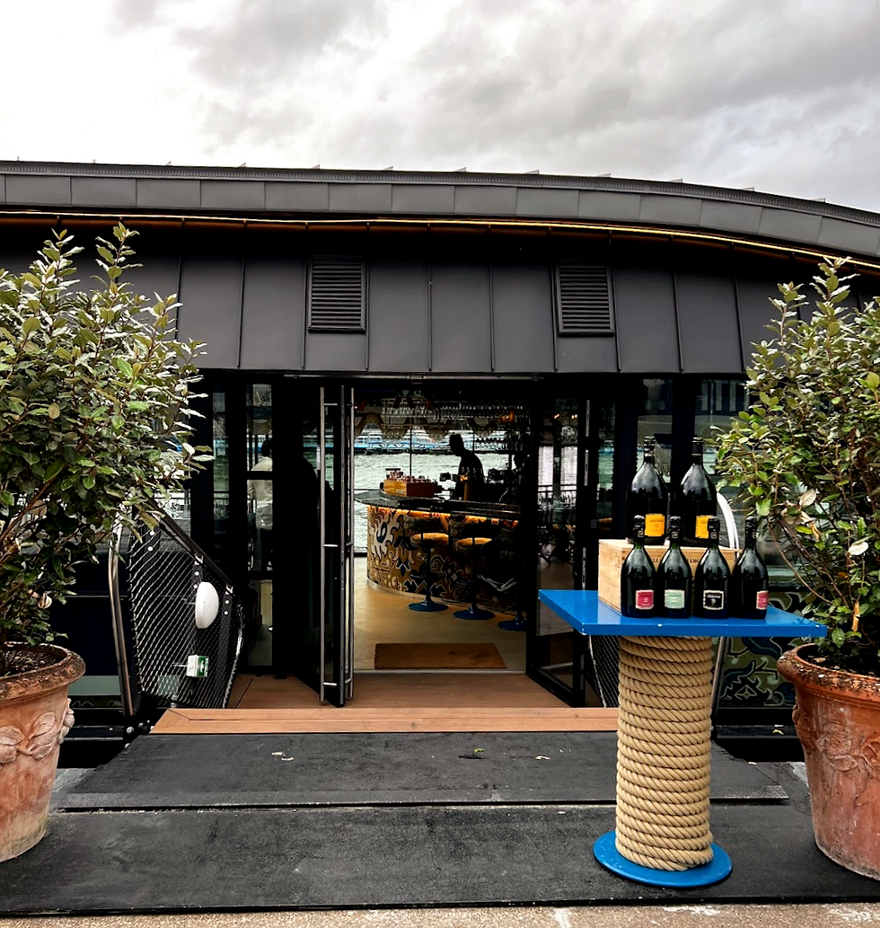Entrance to restaurant riviera fuga from the Seine river bank