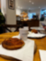 Ambiance in Maison Kuntz, Pain aux raison and tea