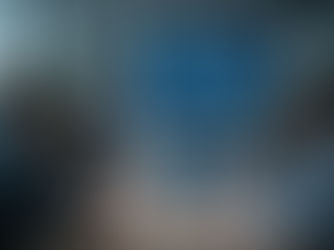 Hombre impartiendo un entrenamiento de ciberseguridad en una sala de juntas