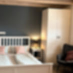 Doppelbett mit Kleiderschrank