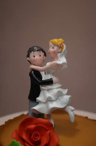 Découpe gâteau de mariage, detail , decoration reportage spontané – photographe mariage essonne bretigny