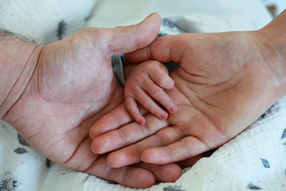 Photographe nouveau-né Essonne – détails des pieds et des mains de bébé, photgraphe naissance, maternité, essonne