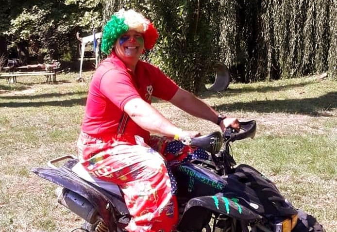Száguldás, quad, bohóc