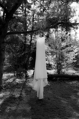 Trouwen in het bos | Forrest wedding shoot | Wedding styling | Weddingplanner | Weddinginspiration | Bruiloften | trouwjurk