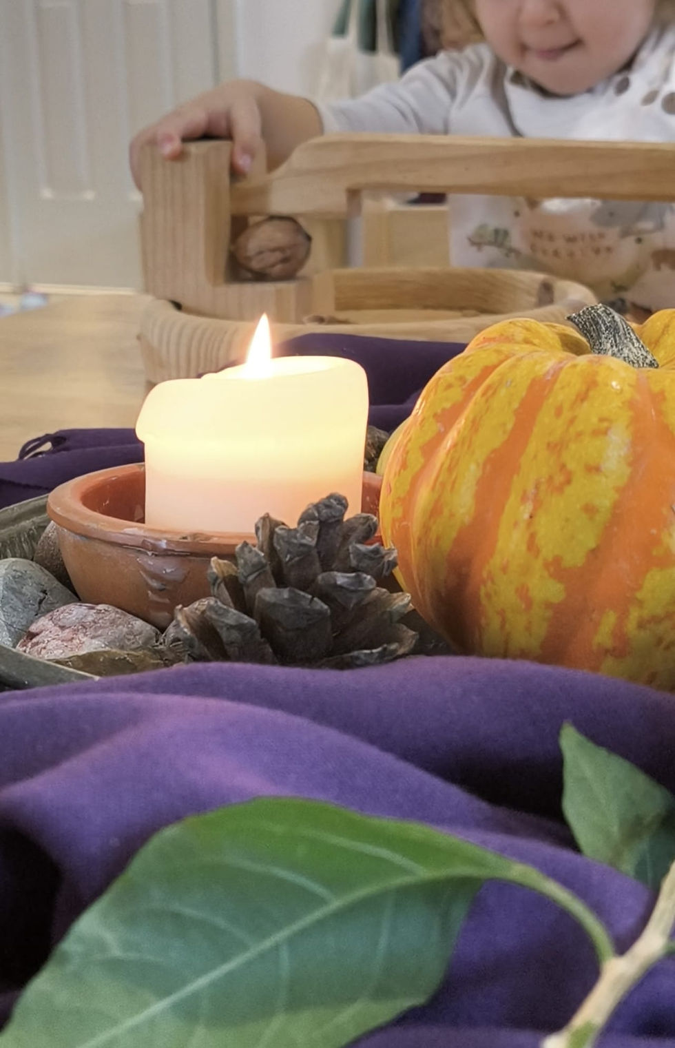 Kumkurdu Anaokulu'nda sınıfta ceviz kıran bir çocuk