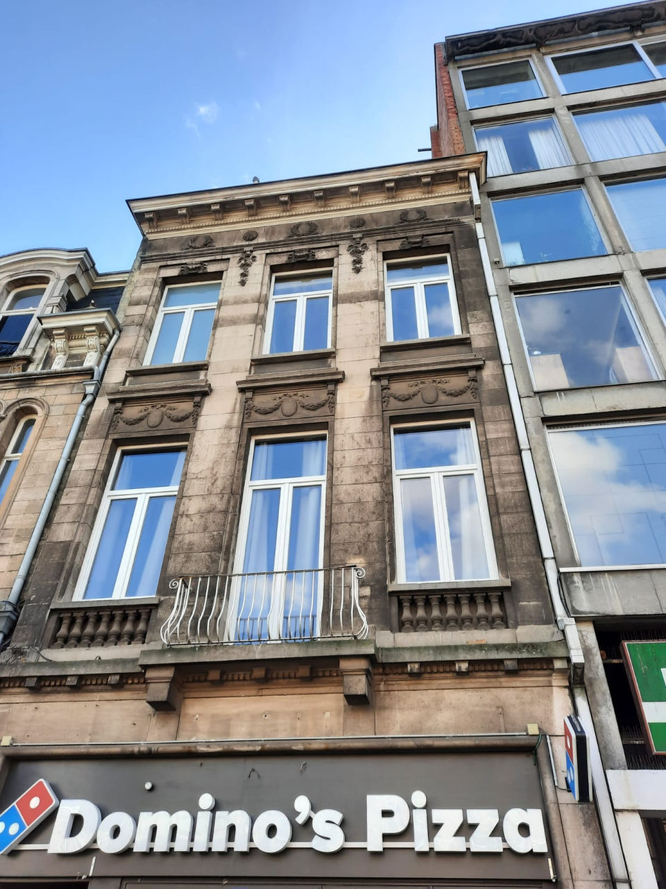 Traditionele gevel met houten ramen en deuren, Antwerpen.