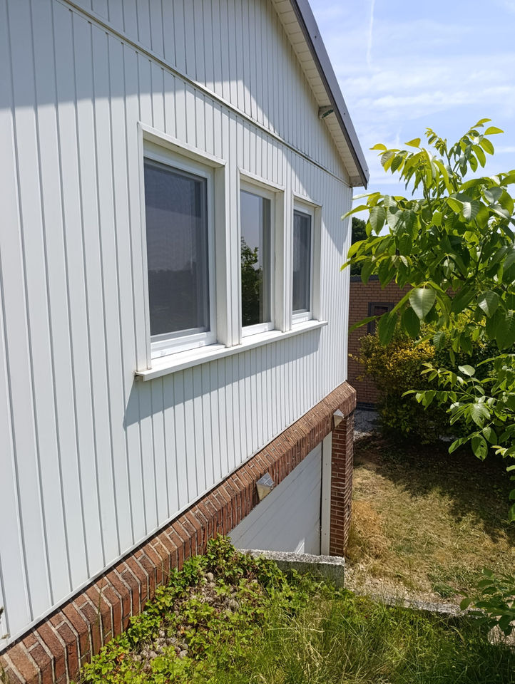 Witte PVC ramen geplaatst in moderne woning met gevelbekleding in Leuven