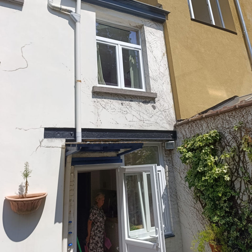 Witte PVC ramen en deur geplaatst in gerenoveerde stadswoning in Brussel