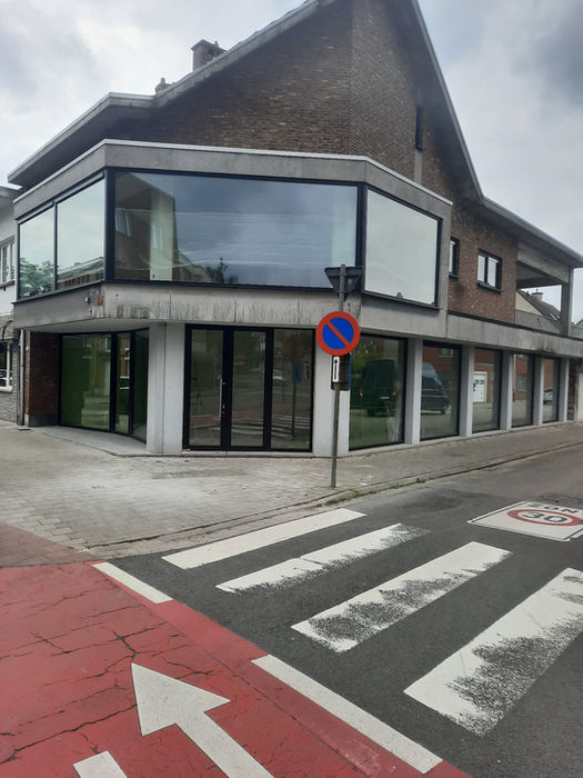 Moderne gevel met grote ramen en aluminium kozijnen.