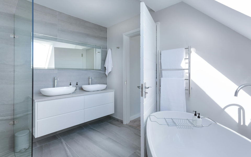 Moderne badkamer renovatie met nieuwe tegels, sanitair en een inloopdouche.