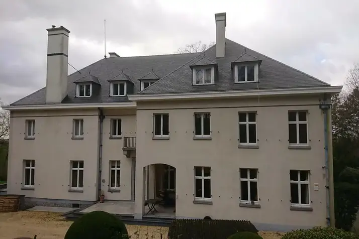 Witte villa met nieuwe ramen en energiezuinige afwerking.