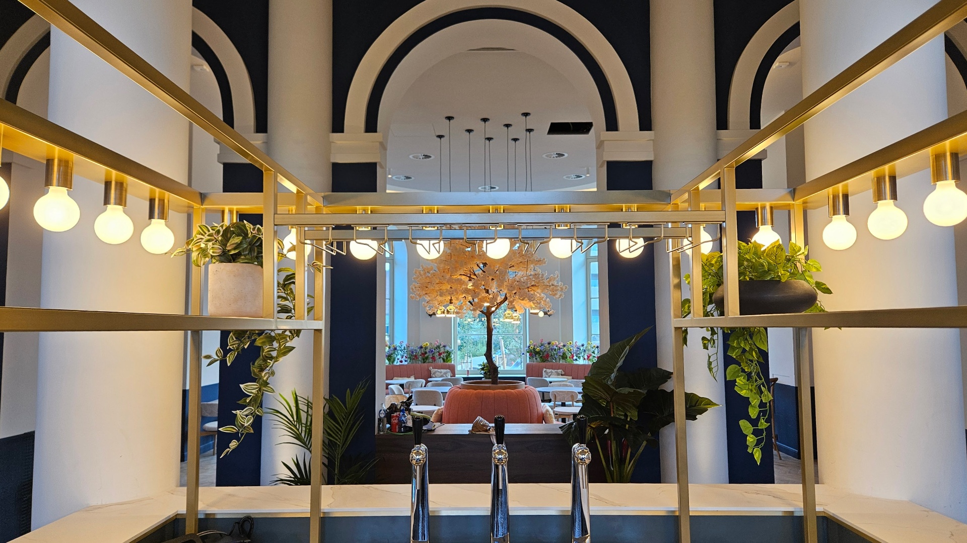 Afgewerkte bar in het hotelrestaurant