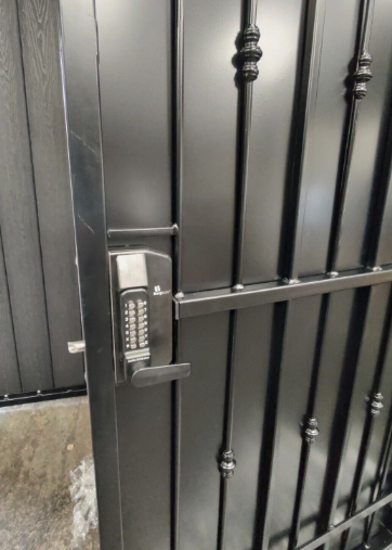 Thumbnail: MH86, Privacy Gate with fence panel