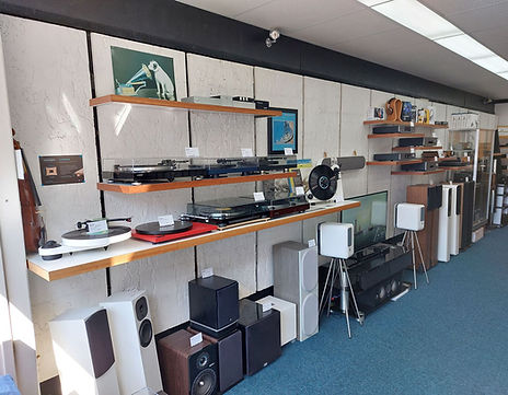 Hoogwaardige audioapparatuur tentoongesteld in winkel Sowell Hifi