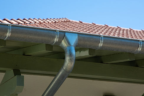 Installatie van dakgoten in zink