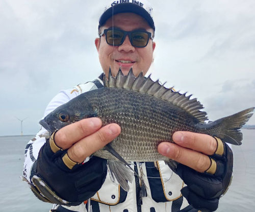 こちらも綺麗な魚体の若武者。その後ろに良い笑顔。結果良い写真（笑）