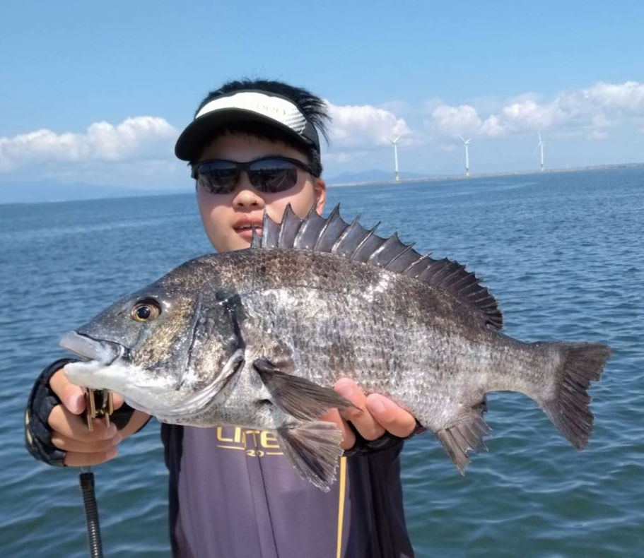 常連の少年が45㎝のクロダイをヒット(*^^)v素晴らしい